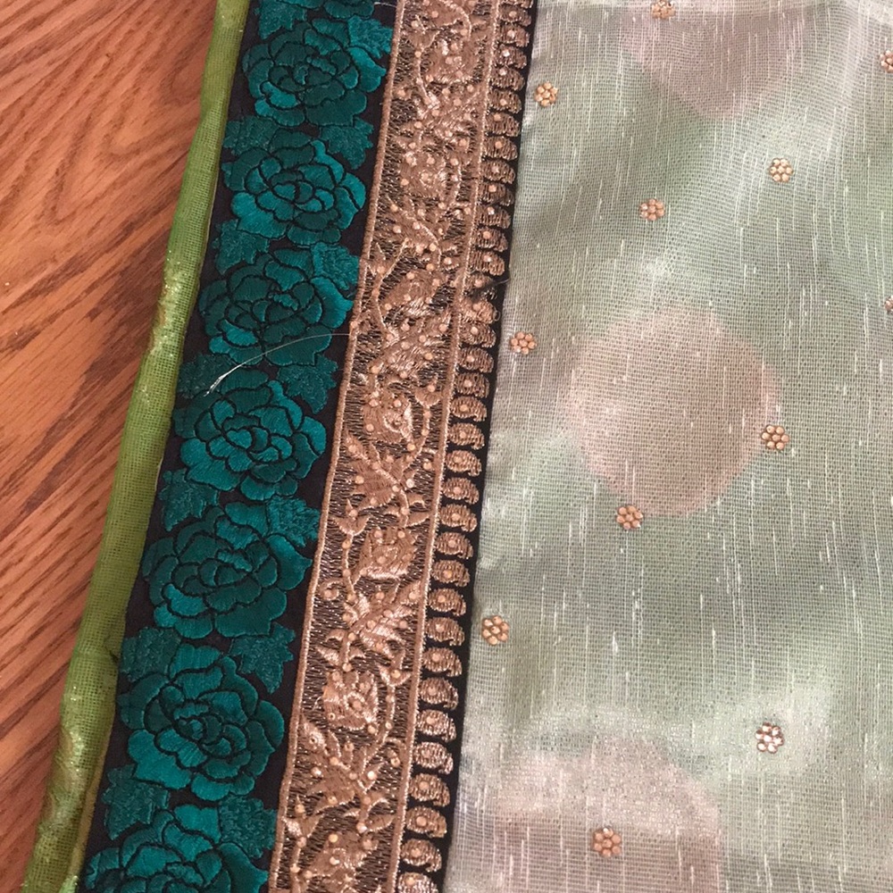 ❗️SALE❗️Saree - Picture 3 of 7